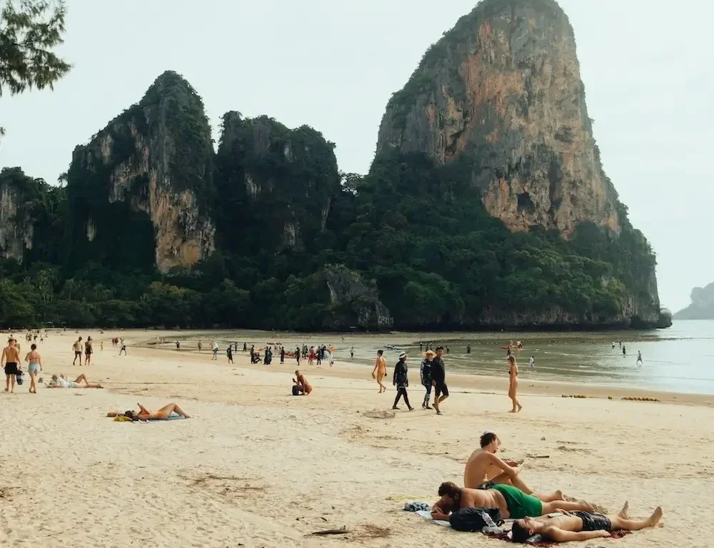 Strand i Thailand med berg i bakgrunden