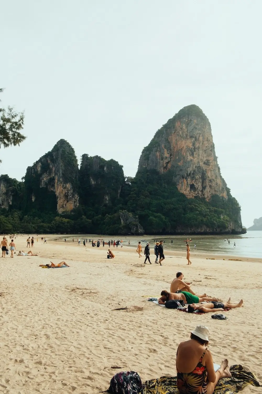 Strand i Thailand med berg i bakgrunden